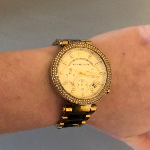 Michael Kors Tortoise Watch - Picture 4 of 5